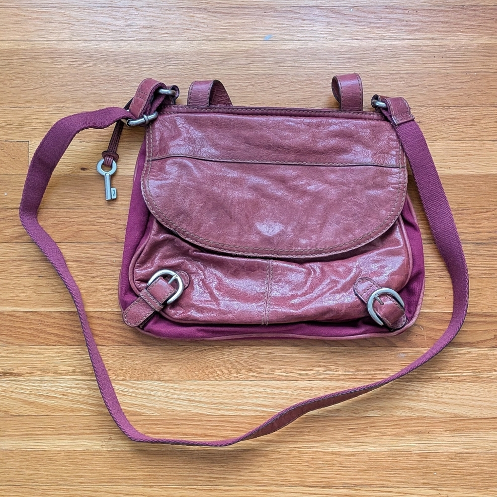 Fossil vintage Y2K slouchy purple messenger-style purse, size OS